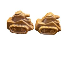 Tank salt and pepper shakers